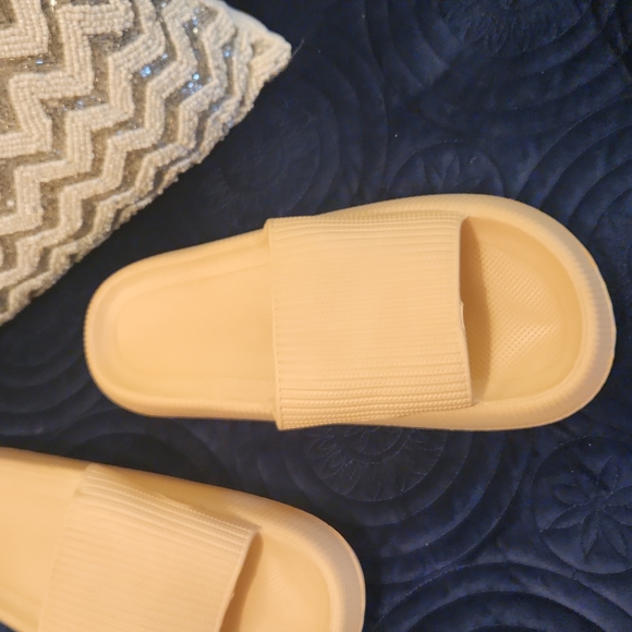 Cozi Pillow Slides Brand New with bag! NWT Beige Color Size 10 - Picture 3 of 4